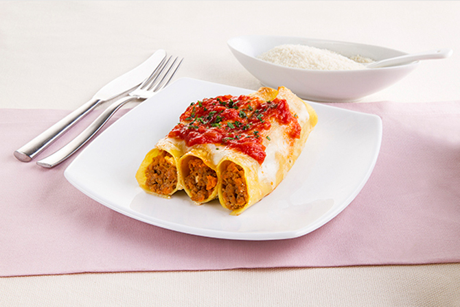 Cannelloni with meat rag? and creamy cheese sauce Cannelloni with meat rag? and creamy cheese sauce